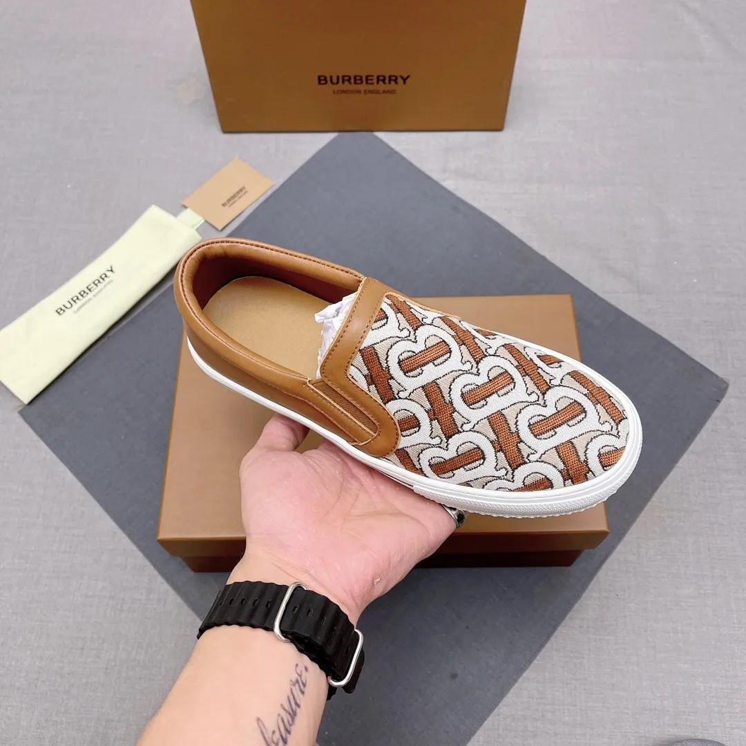 ◾️▫️P360. B's 2023 spring and summer new product, men's classic low-top slip-on sneakers, made of classic retro B's printed canvas material, spliced ​​with layered calfskin, and decorated with a new brand logo. First-layer cowhide lining, embossed Burberry logo on the heel, and original TPU outsole! Size: 38-45 No. 004